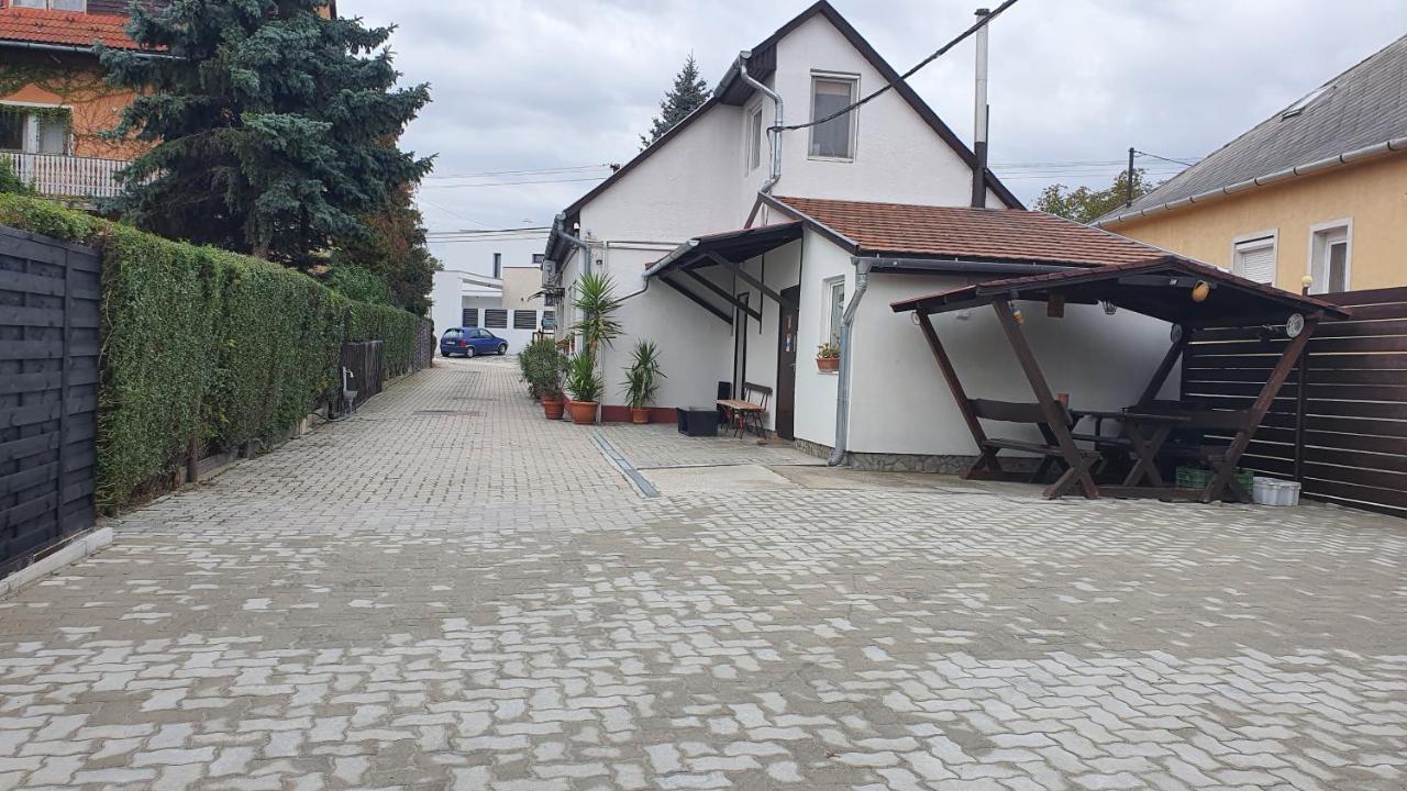 דירות Székesfehérvár Ruttkai Vendeghaz מראה חיצוני תמונה